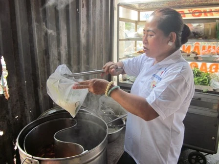 Chị Hoàng không ngơi tay bán hàng cho khách